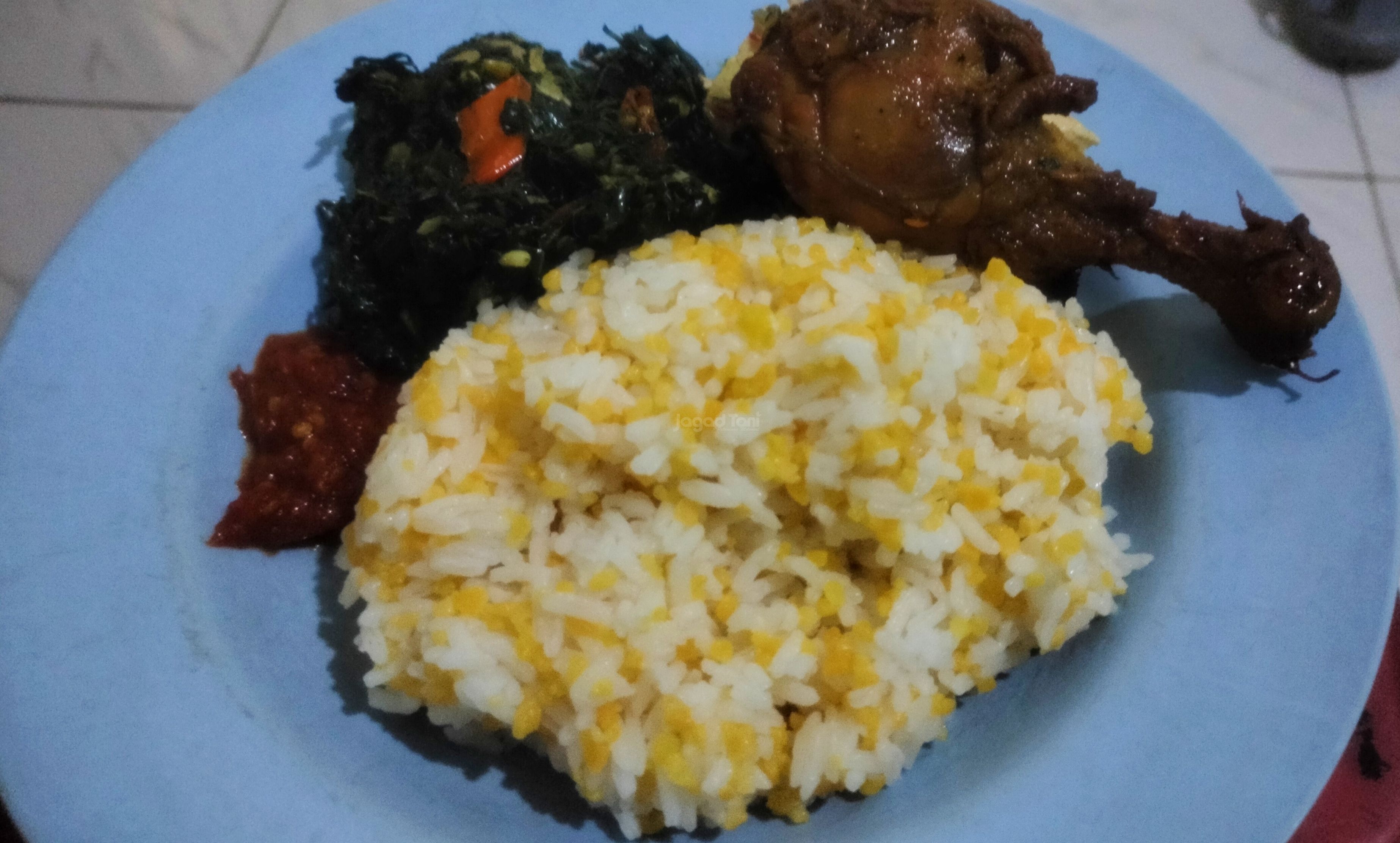 Nasi jagung dengan sayur mayur dan lauk