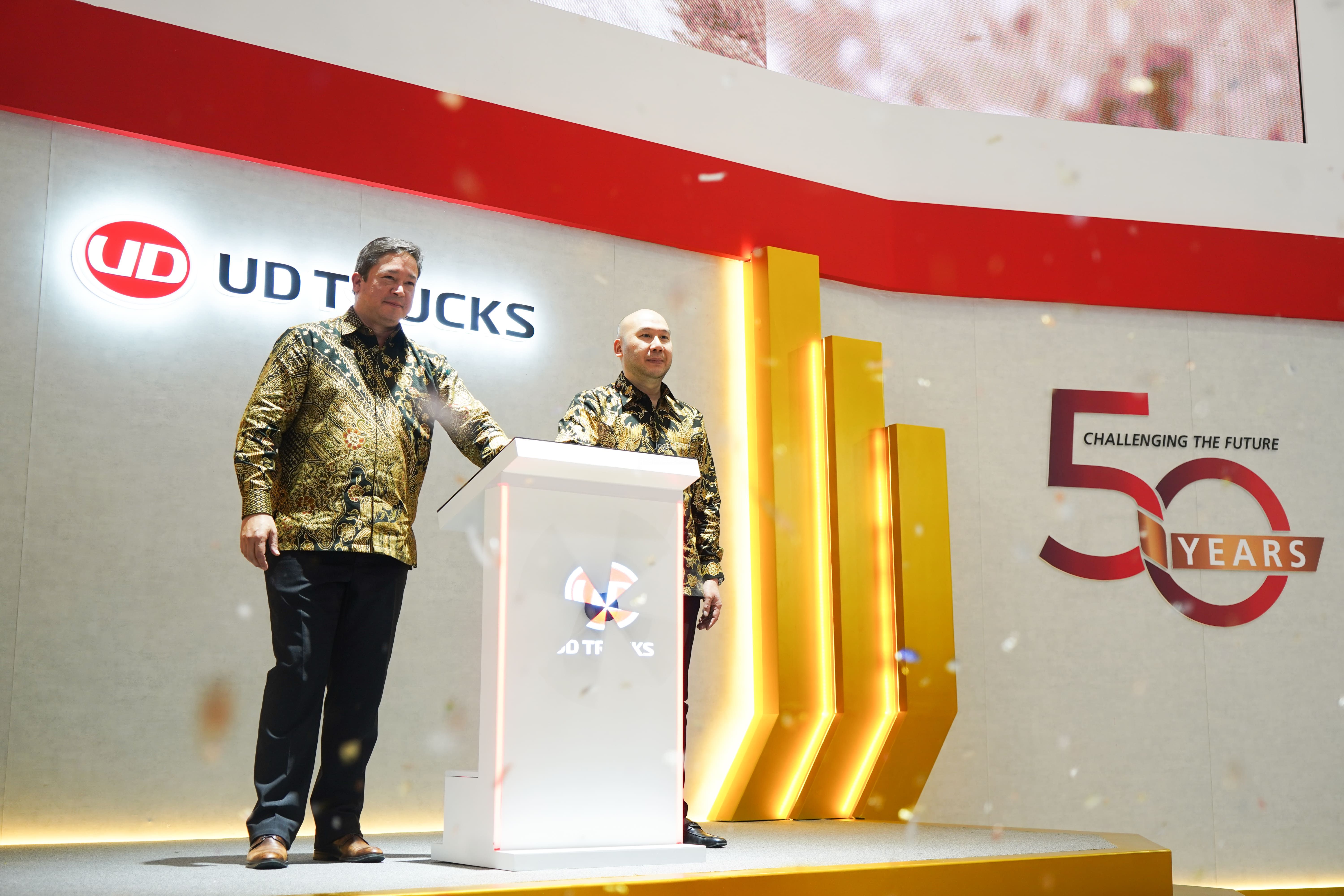 Momen Pembukaan Resmi UD Trucks GIIAS 2025 oleh Mr. Johan Kleinsteuber President
Director of UD Tru Momen Pembukaan Resmi UD Trucks GIIAS 2025 oleh Mr. Johan Kleinsteuber President
Director of UD Tru
